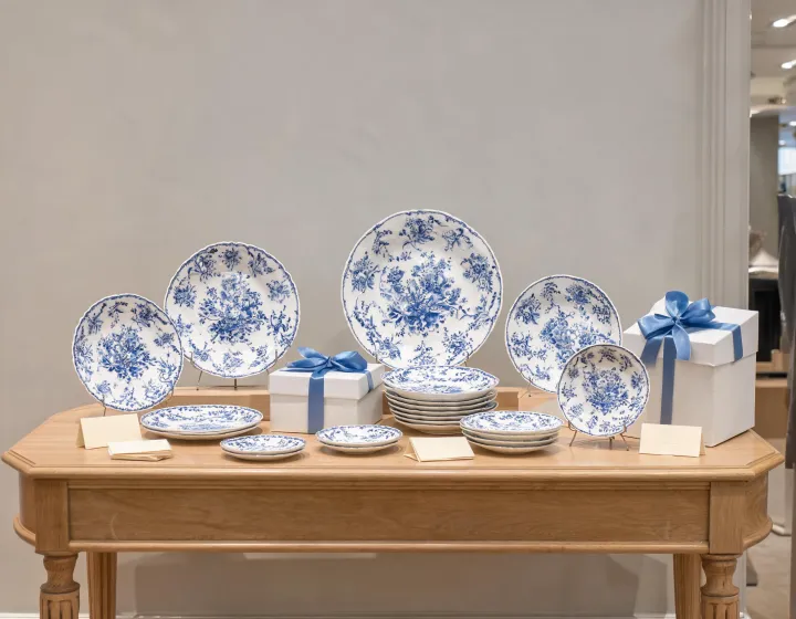 Porcelain concierge table